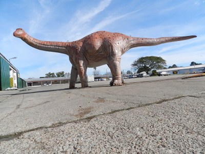 Escultura de dinosaurio