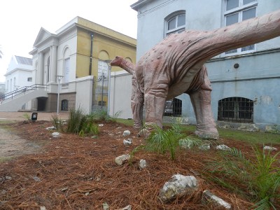 Escultura de dinosaurio
